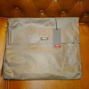 tumi medium flat folding pack